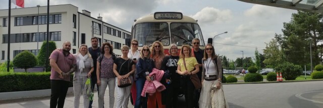 Grupa osób przy autobusie ogórek